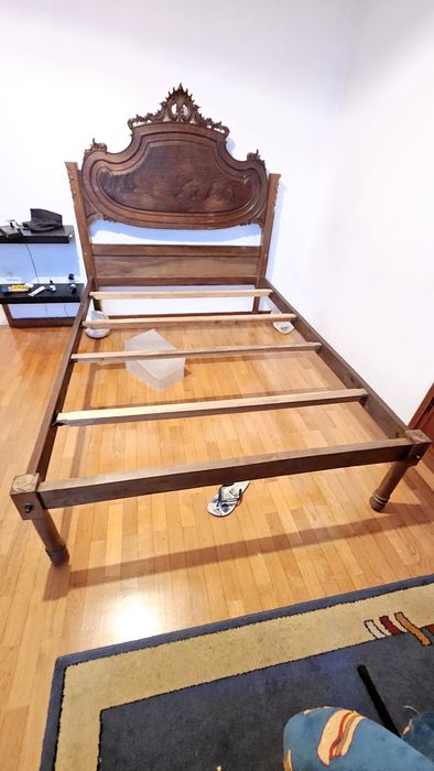 Cama, cómoda, mesinhas + colchão