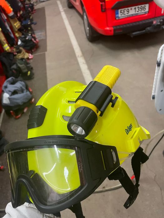 Suporte para lanterna para capacete de bombeiro