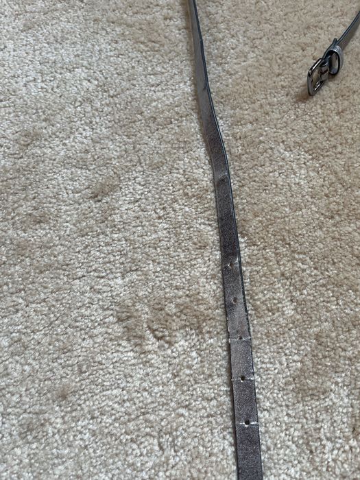 Srebrny wąski pasek z metalową klamra