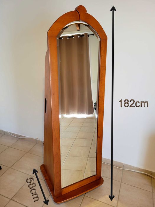 Móvel com espelho grande com 3 compartimentos atrás em madeira maciça