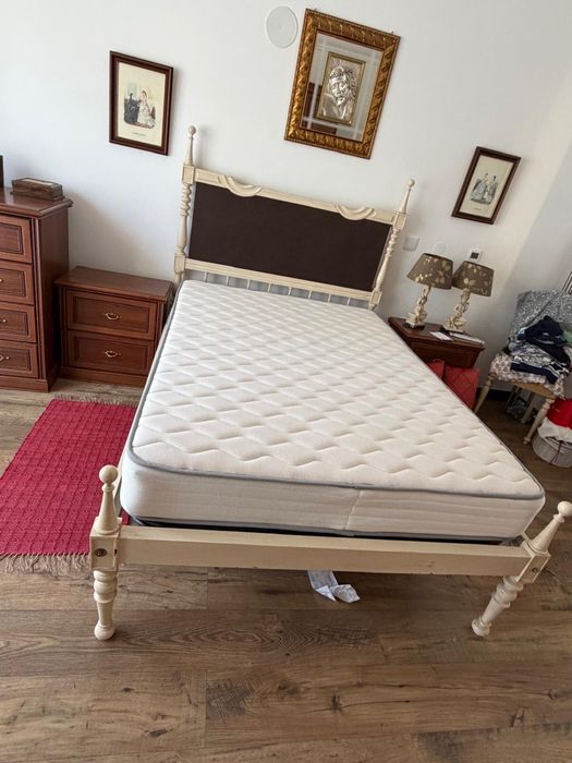 Vendo cama em madeira com ou sem colchão ortopédico em bom estado. Completa 300€ só cama 100€ /colchão quase novo 200€/ 1,33x1,80cm