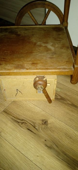 Drewniany barek na kółkach