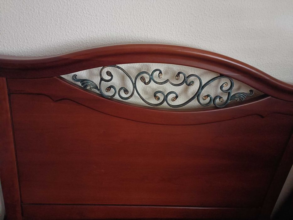 Cama de solteiro em madeira de cerejeira