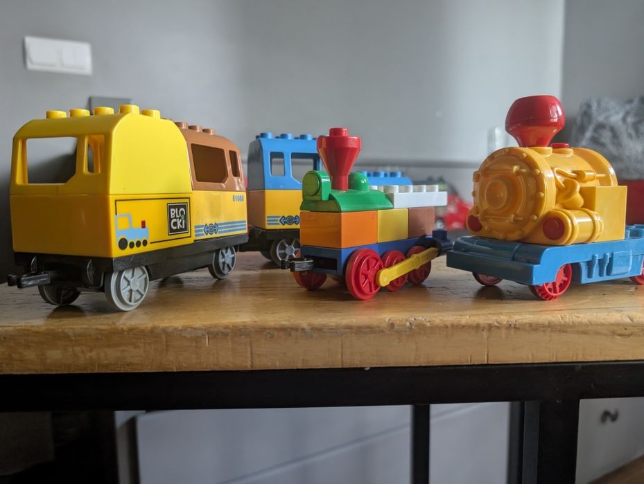 Tory LEGO Duplo plus pociąg z wagonami