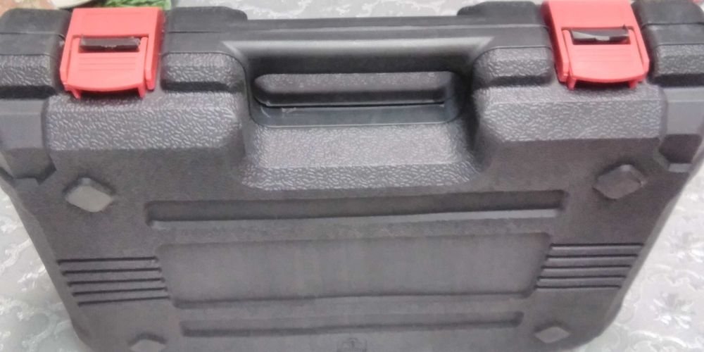 Tesoura de poda com 2 bateria, nova na caixa.