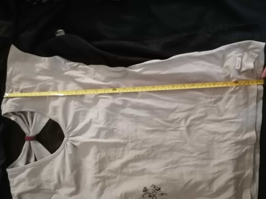 T-shirt com triângulo nas costas