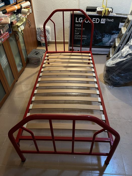 Cama de solteiro e colchão