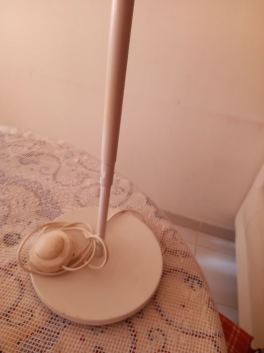 RESERVADO Candeeiro branco de pé alto.