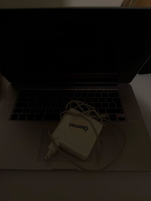 MacBook 15 polegadas + capa + carregador