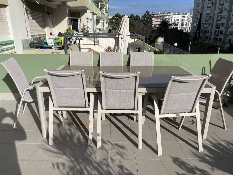 Mesa de exterior com 8 cadeiras