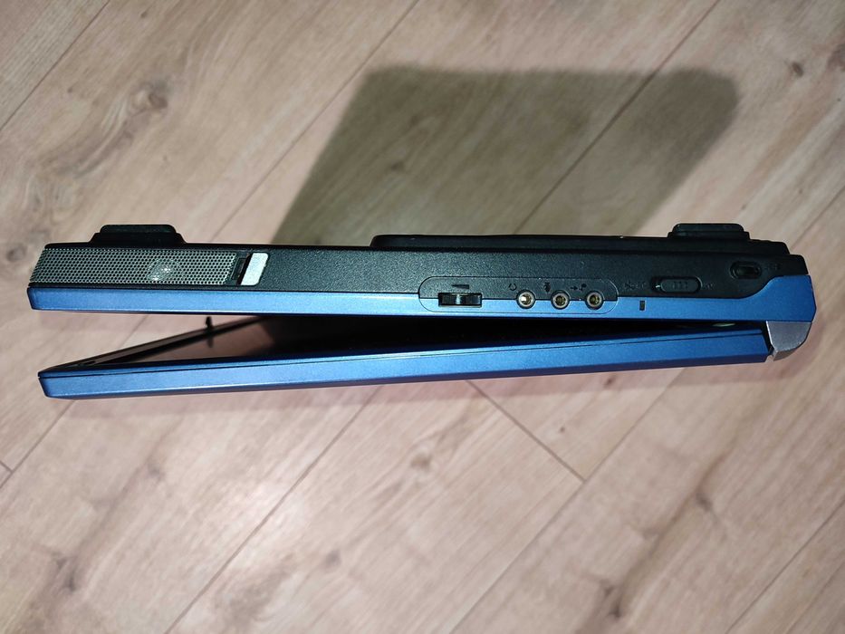 Retro laptop z 2003 roku Toshiba Satellite 2430 z procesorem Pentium 4