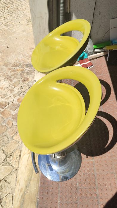 Dois bancos de pé alto