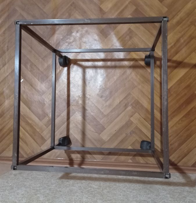Продам металеву  підставку для клітки