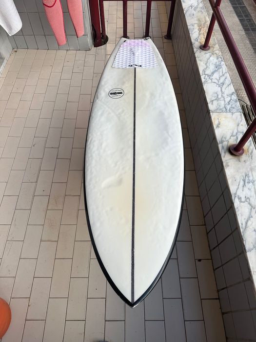 Prancha de surf 5.6 black baron twin fish