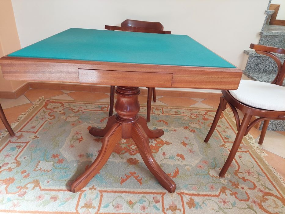 Mesa de jogo em mogno com tampo de feltro verde, com duas gavetas e 4 cadeiras.  Usada , mas em óptimo estado. Dimensões  -  tampo 80x80cm, alt.74 cm.