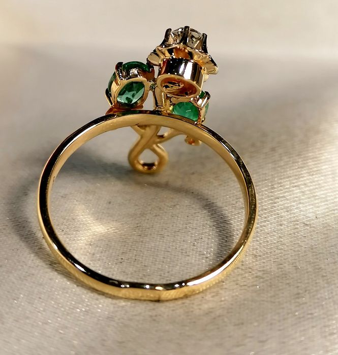 Старинное кольцо 56 пробы с натуральными изумрудами и бриллиантом