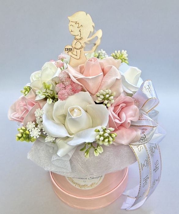 Flowerbox z kwiatami mydlanymi na Komunie dla dziewczynki