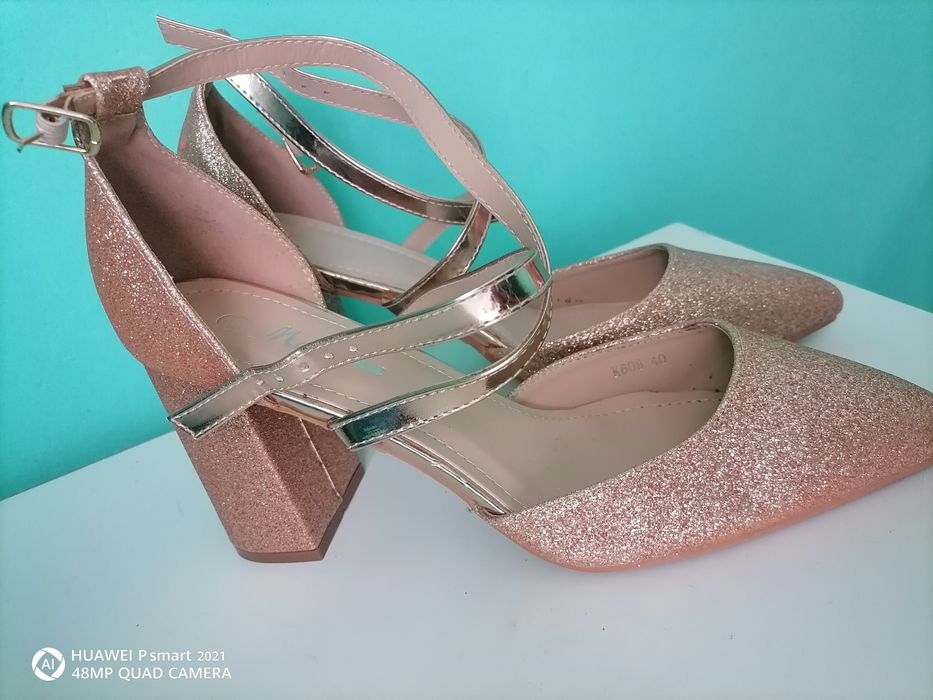 Практично нові босоніжки /туфлі