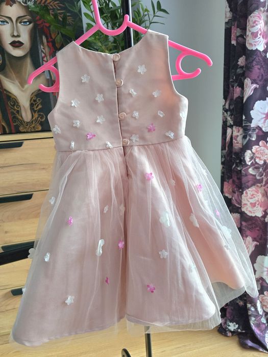 Elegancka sukienka tiulowa z aplikacjami kwiatowymi premium John Rocha