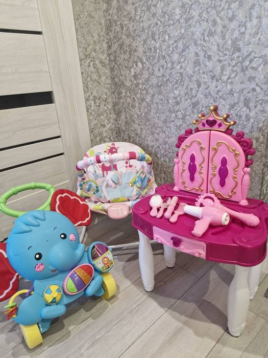 Крісло-гойдалка,заколихуючий центр,ходунки,трюмо для дівчинки,столик