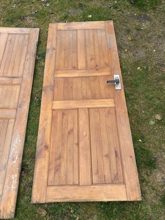 Вхідні подвійні двері дерево