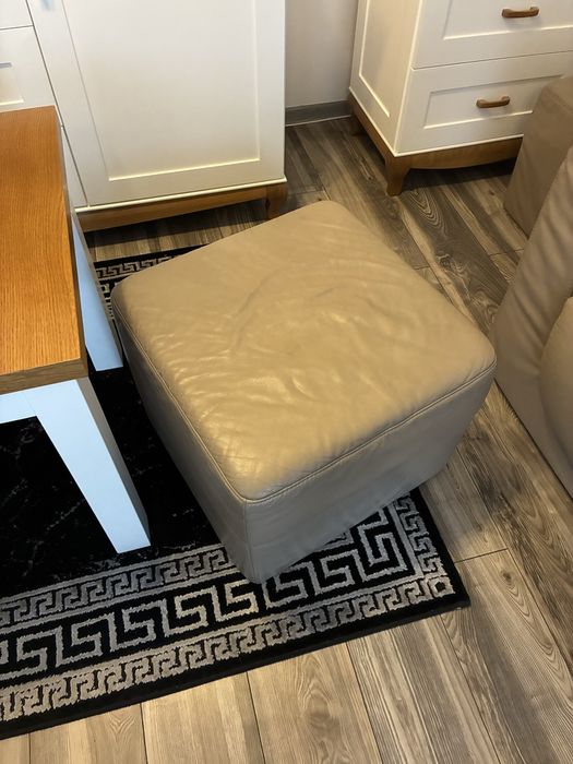 Kanapa ze skóry Etap Sofa i dwie pufy