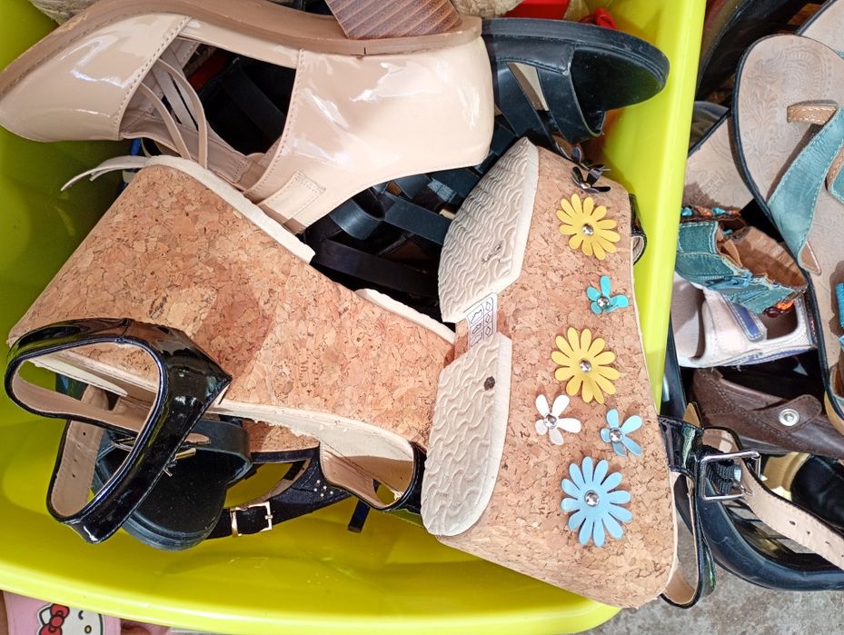 Grande variedade de calçado semi novo 1€ apenas vários tamanhos.