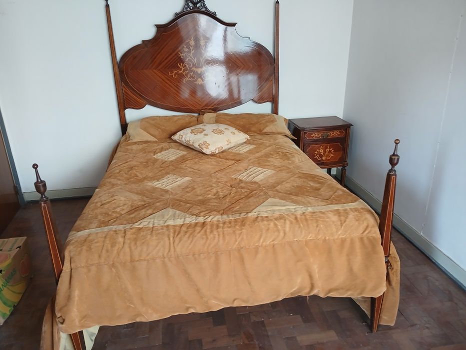 Excelente cama vintage com incrustacoes de madeira e 2 mesinhas de cabeceira