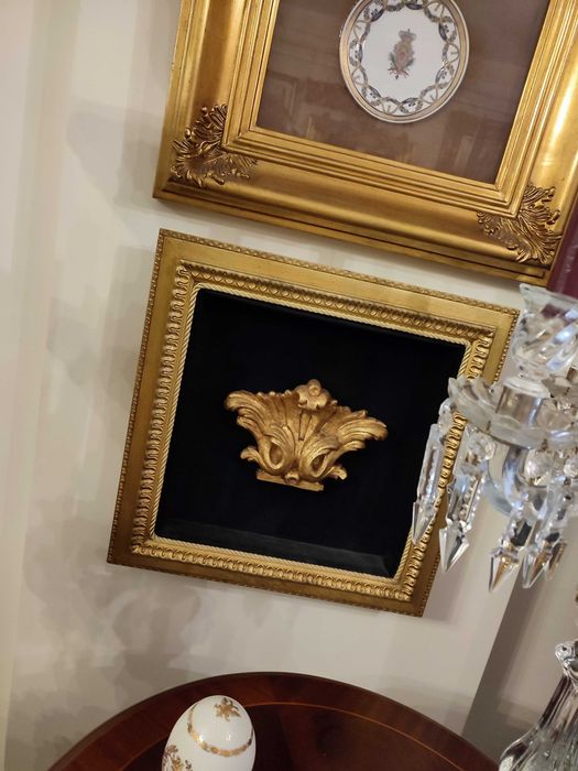 Quadro moldura dourada, veludo preto e talha dourada