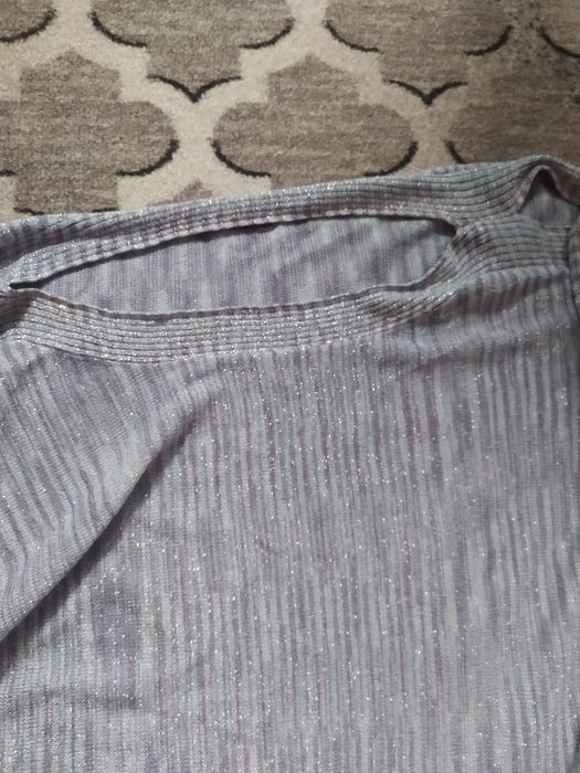 Sweter z ozdobnym rozcięciem na rękawie M&Co srebrny