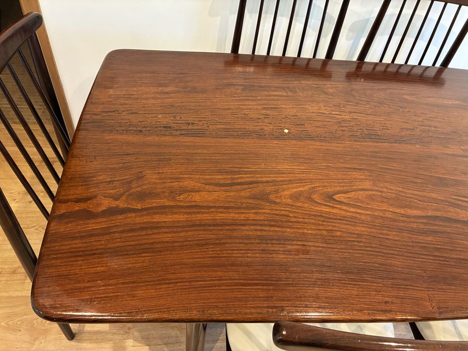 Mesa de sala de jantar OLAIO em madeira maciça