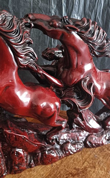 Estatueta escultura marfinite pesada cavalos