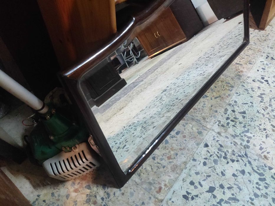 Espelho com moldura em madeira