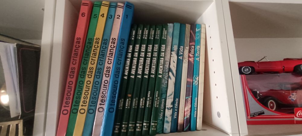 Coleção de livros visivel na foto