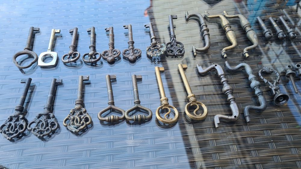 Ключі, ручки до комодів, сервантів, вітрин