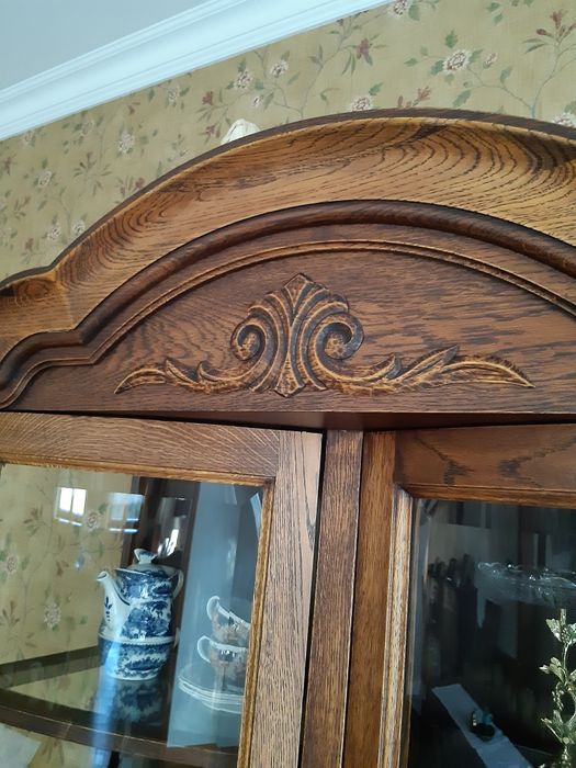 Jadalnia:stół,krzesła,witryna i komoda