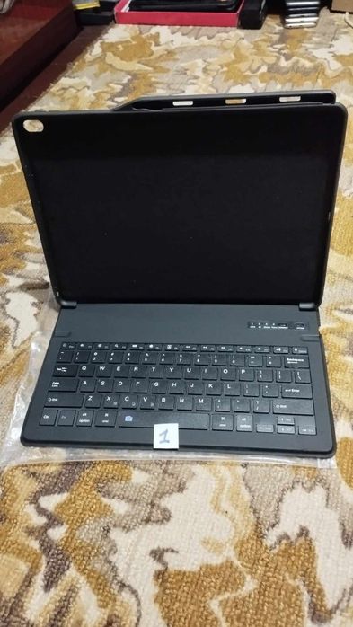 Блютуз клавиатура 4шт + 6шт чехлов, новые.