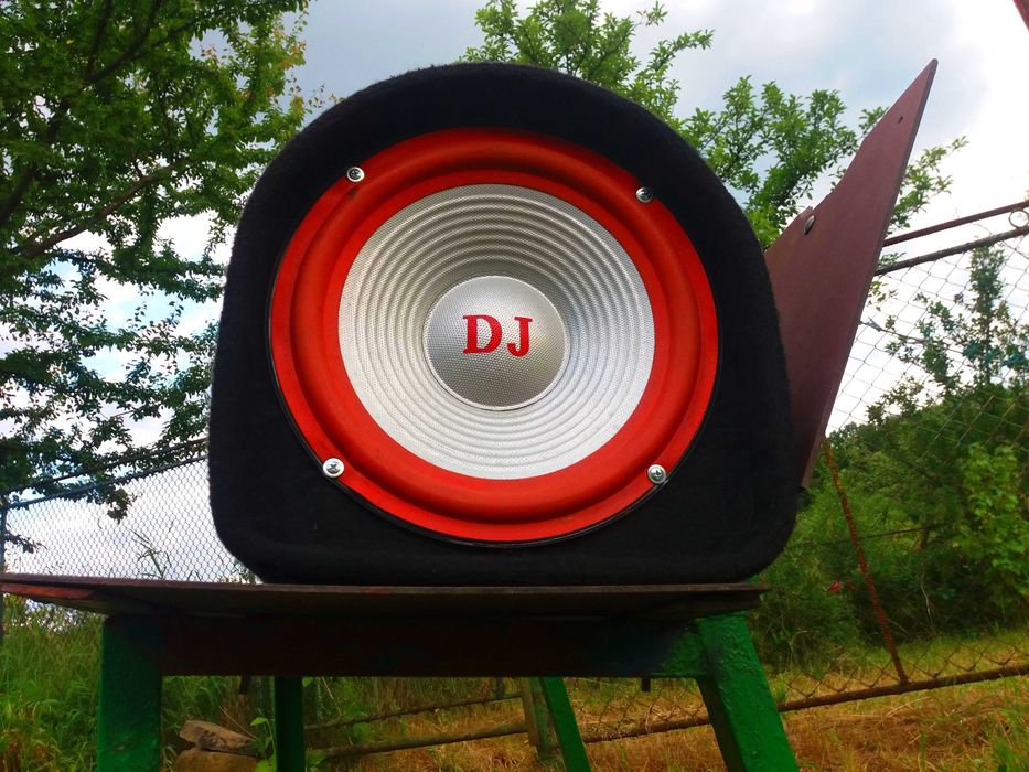 25 см. Для роботи достатньо лиш самої магнітоли. Легкий. Яскравий!