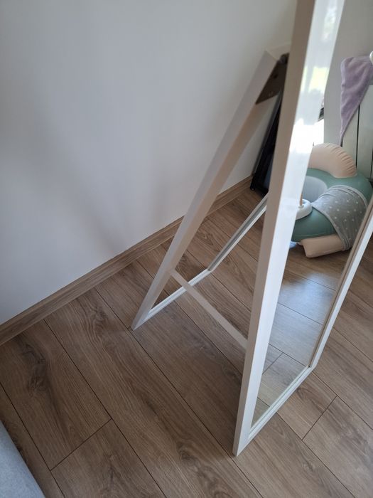 Stojące lustro białe