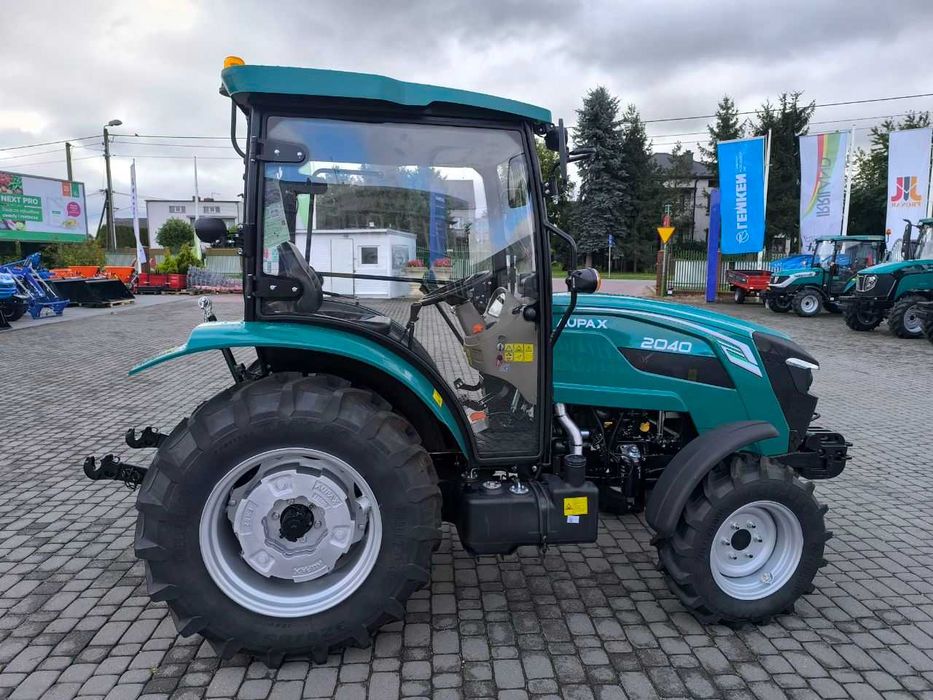 Ciągnik rolniczy marki AUPAX model 2040