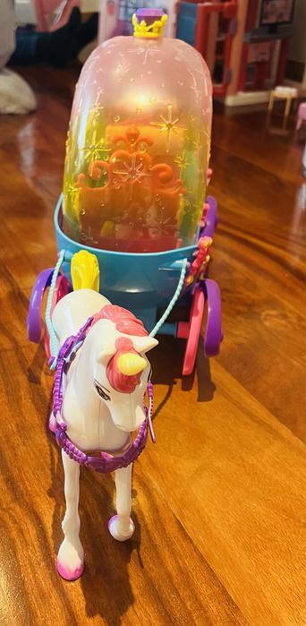 Carruagem de unicórnio colorida