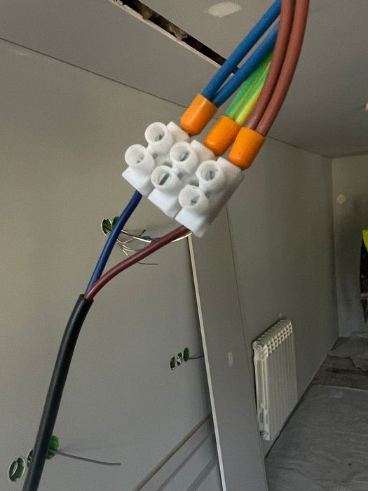 Eletricista – Instalações e Reparações Urgentes