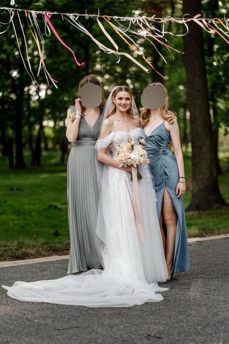 Suknia ślubna z piórkami, gorsetowa, z opadającymi rękawkami