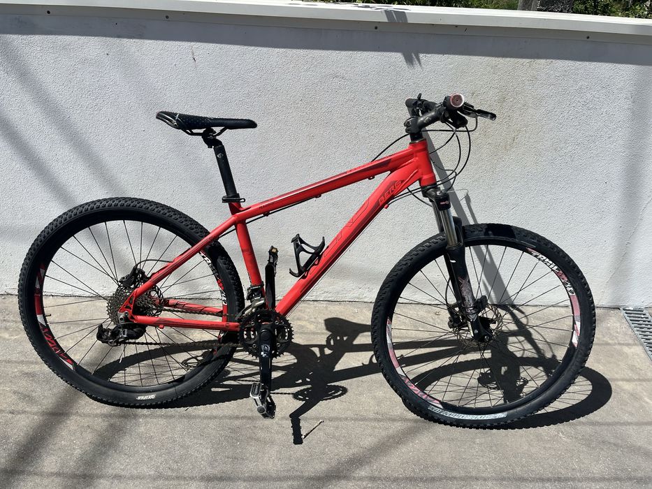 Bicicleta da berg na cor vermelha roda 27.5