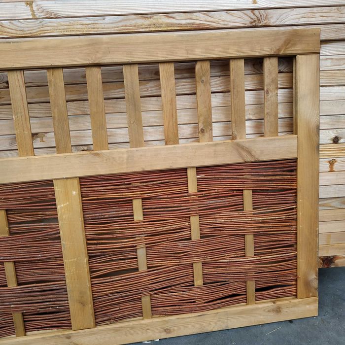 Ogrodzenie wiklinowe w ramie sosnowej