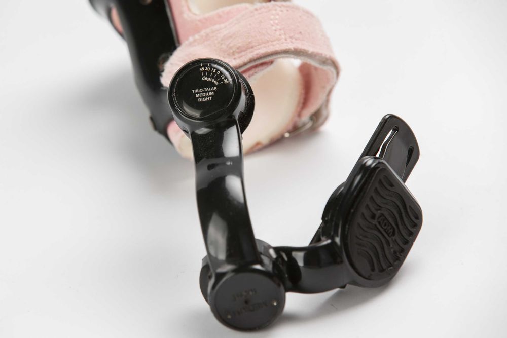 ADM брейс система.