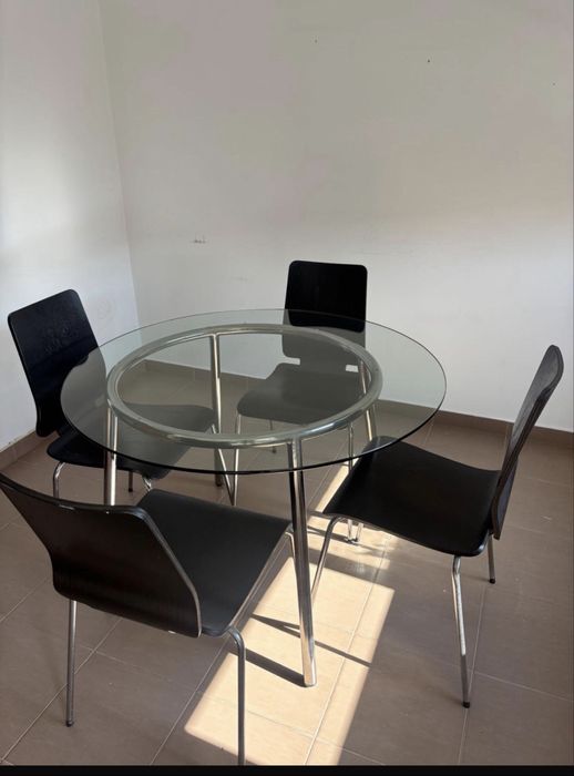 Vende -se mesa com 4 cadeira