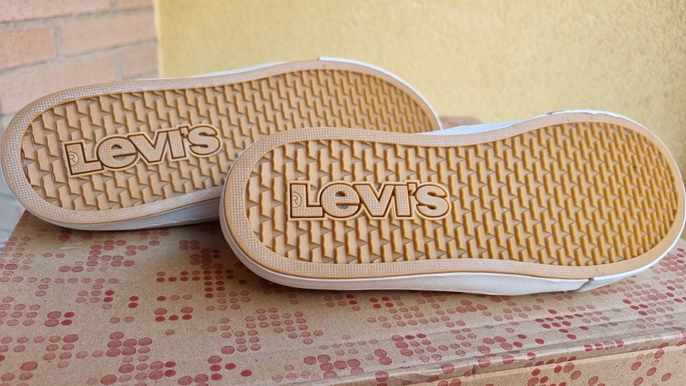 Кросівки кеди slip on Levi's, розмір 38