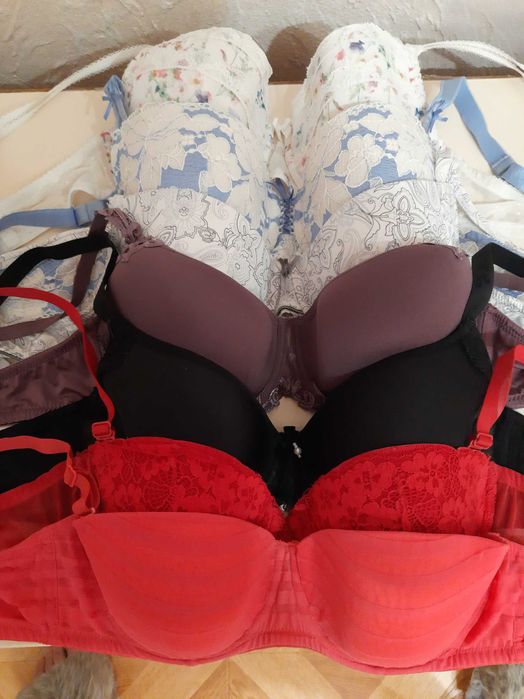 Лот лівчиків бюстгалтерів