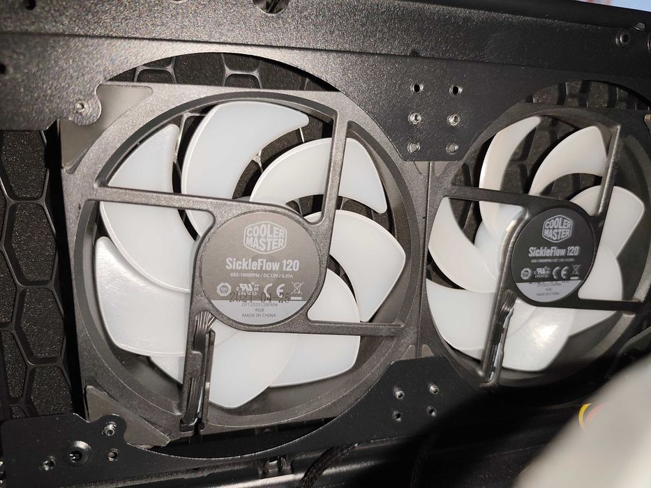 Desktop PC de marca branca e com luzes RGB